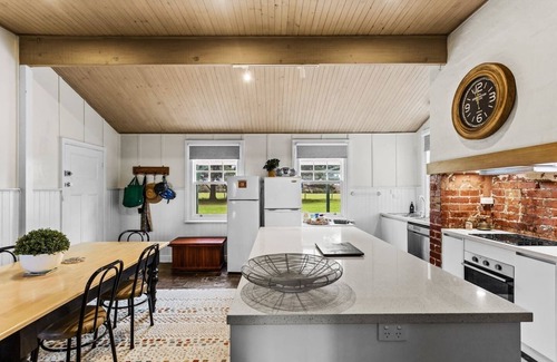 Cowes Casa | Farmhouse Charm Coastal Comforts and Country Views
