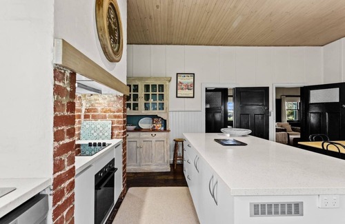 Cowes Casa | Farmhouse Charm Coastal Comforts and Country Views