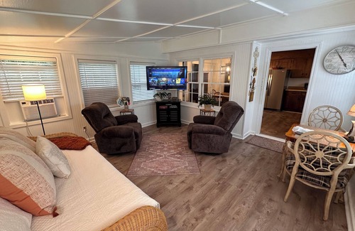 Burgaw Casa | Farmhouse Charm with acres to roam and close to downtown Burgaw