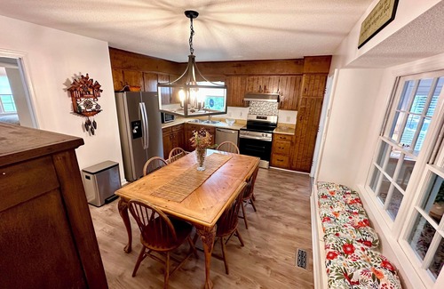 Burgaw Casa | Farmhouse Charm with acres to roam and close to downtown Burgaw