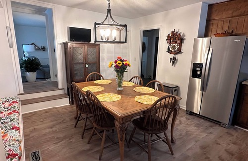 Burgaw Casa | Farmhouse Charm with acres to roam and close to downtown Burgaw