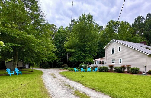 Burgaw Casa | Farmhouse Charm with acres to roam and close to downtown Burgaw