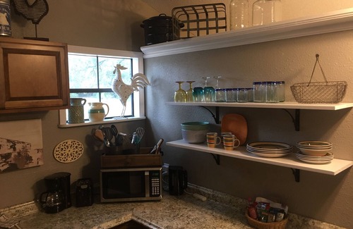 Lufkin Cabaña | Farmhouse Cottage in the Country