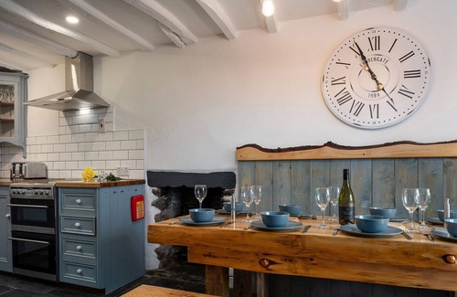 Bryn-crug Otro | Farmhouse & Cottage with private heated outdoor pool