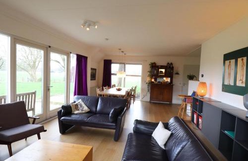 De Wilgen Casa | Farmhouse in Friesland near Frisian Waters