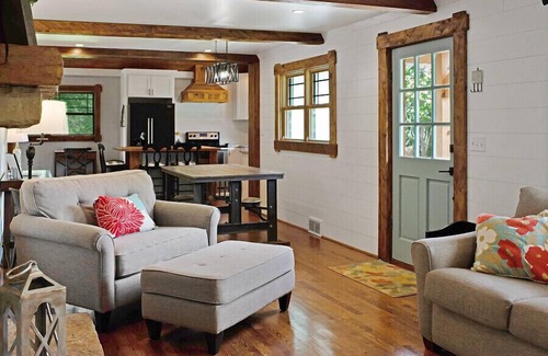 King Otro | Farmhouse just minutes from Hanging Rock, sister property next door ID#3934130