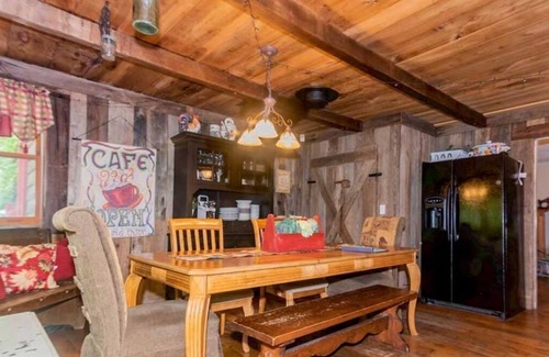 Walland Cabina | Farmhouse located on river with Mountain View-Wifi/Cable