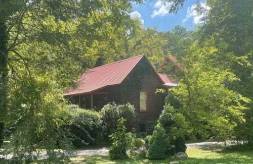 Walland Cabina | Farmhouse located on river with Mountain View-Wifi/Cable