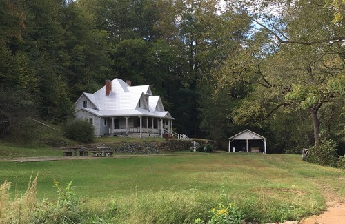 Lake Lure Otro | Lake Lure area farmhouse, mtn stream, 63 acres de bosques, 21 min del lago Lu