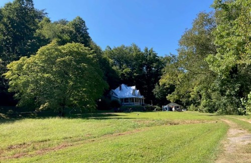 Lake Lure Otro | Lake Lure area farmhouse, mtn stream, 63 acres de bosques, 21 min del lago Lu