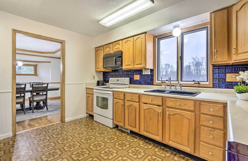 Pickerington Casa | Farmhouse on 5 Wooded Acres w/ Hiking On-Site!