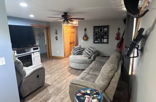 Shenandoah Otro | Farmhouse on 6 acres-Gameroom-SNP-Luray Caverns-Bring the kids, Pitch a tent!