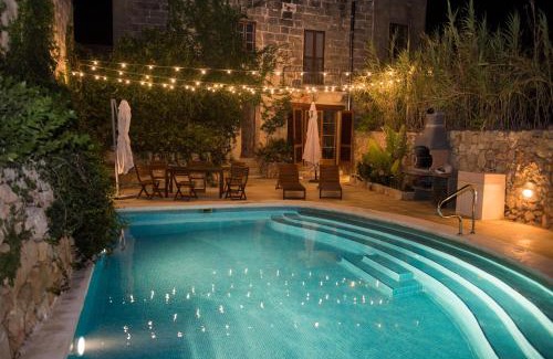Victoria Villa | Farmhouse Razzett Cora