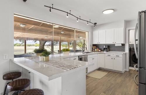 San Marcos Otro | Farmhouse Retreat ~ Jacuzzi ~ Mini Cows + Ponies ~ Games + Pool ~ Fire Pit + BBQ