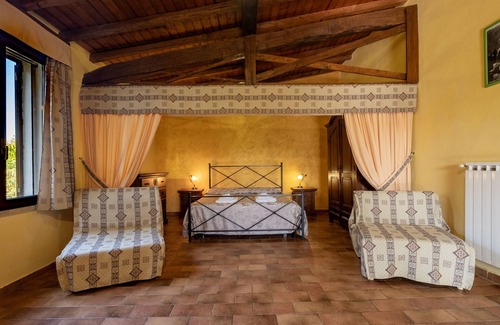 Pitigliano Otro | Casa rural "Roccia" con piscina compartida, terraza privada y Wi-Fi