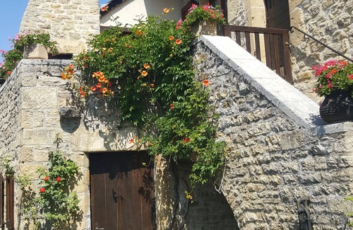 Saint-Come-d'Olt Casa | entorno rural granja a los pies del Aubrac, en el valle del Lot