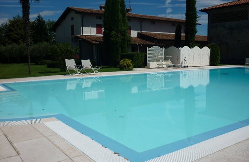 Desenzano del Garda Casa | Granja rodeada de vegetación con parque y piscina en absoluta privacidad.