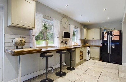 Bon-y-maen Otro | Farmhouse Serenity at Pantygyfelia - Pet friendly!