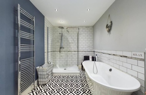 Bon-y-maen Otro | Farmhouse Serenity at Pantygyfelia - Pet friendly!