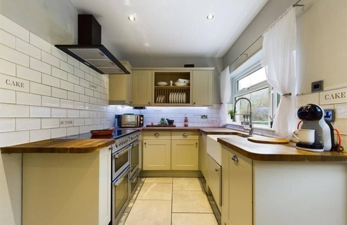 Bon-y-maen Otro | Farmhouse Serenity at Pantygyfelia - Pet friendly!
