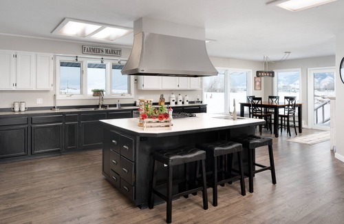 Bozeman Otro | Farmhouse Sweet Farmhouse! Pet Friendly with Tremendous Mountain Views!