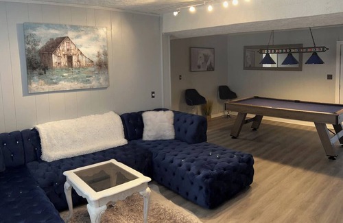 Danville Casa | Farmhouse Themed Danville Vacation Home with pool table & gym