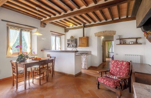 Dicomano Otro | Casa rural 'Universal Harmony - Usignolo' con vistas a la montaña, piscina compartida y Wi-Fi