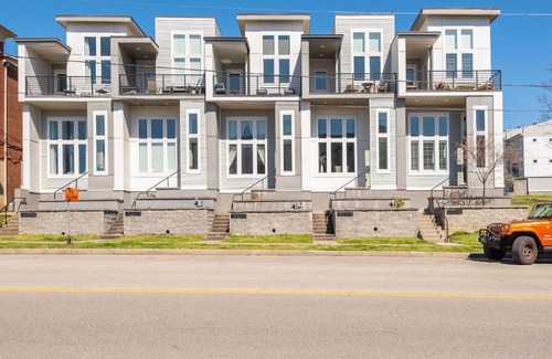 West End Casa | FarmHouse Vibe on Centennial w garage and billiards