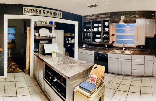Johnson City Casa | Farmhouse Vineyards "Vagabonds" on Pecan Street, Relaxed Ranch House Glam 4 All