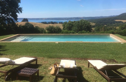 Sutri Casa | Casa de campo con piscina con una espléndida vista del lago de Bracciano.