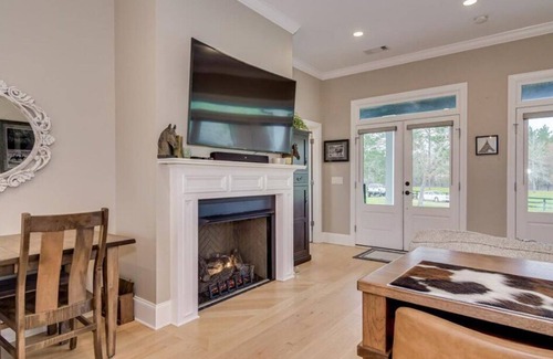 Wagener Casa | Farmhouse with amenities for everyone. Pool, pickelball, horse accommodations.