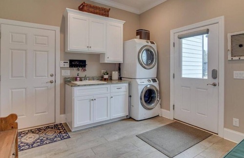 Wagener Casa | Farmhouse with amenities for everyone. Pool, pickelball, horse accommodations.