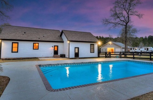 Wagener Casa | Farmhouse with amenities for everyone. Pool, pickelball, horse accommodations.