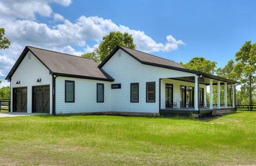 Wagener Casa | Farmhouse with amenities for everyone. Pool, pickelball, horse accommodations.