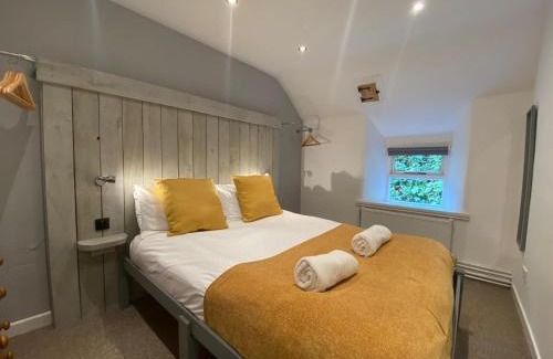 Bryn-crug Casa | Farmhouse with Log Fire & On-Site Dog Field