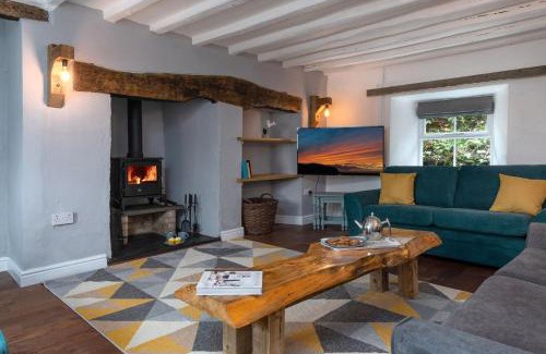Bryn-crug Casa | Farmhouse with Log Fire & On-Site Dog Field