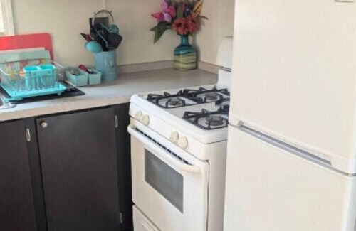 Farmington Hills Apartamento | Farmington Hills Tiny Home Workspace + Parking