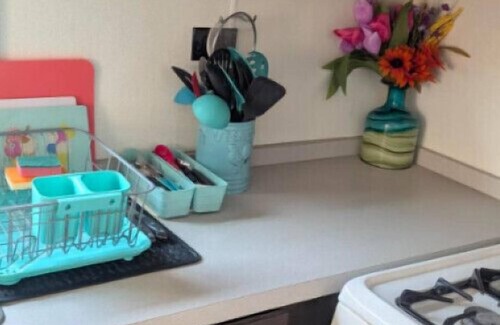 Farmington Hills Apartamento | Farmington Hills Tiny Home Workspace + Parking