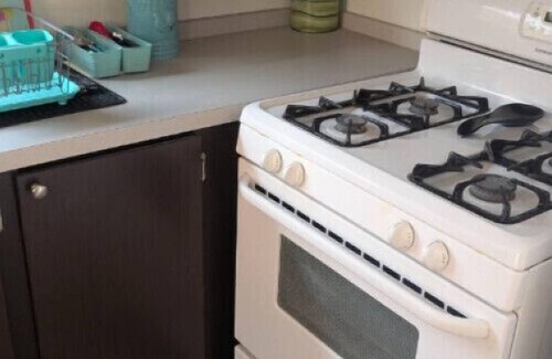 Farmington Hills Apartamento | Farmington Hills Tiny Home Workspace + Parking