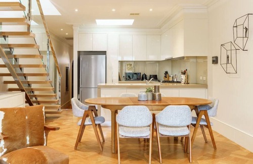Carlton South Apartamento | Farrah - Designer, Three Bedroom Carlton Residence