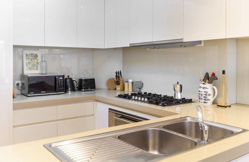 Carlton South Apartamento | Farrah - Designer, Three Bedroom Carlton Residence