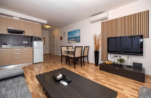 Dramalj Apartamento | Fascinante piso a 200 metros de la playa con vistas al mar, piscina, barbacoa, zona de estar