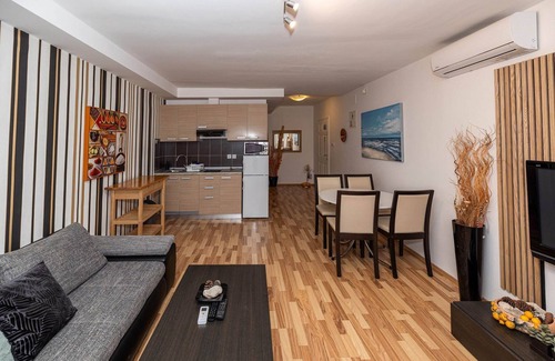 Dramalj Apartamento | Fascinante piso a 200 metros de la playa con vistas al mar, piscina, barbacoa, zona de estar