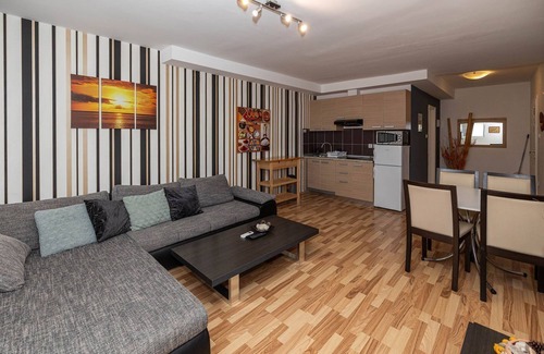 Dramalj Apartamento | Fascinante piso a 200 metros de la playa con vistas al mar, piscina, barbacoa, zona de estar