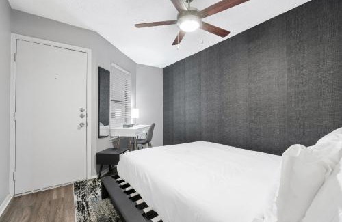 Brentwood Apartamento | Fascinating Modern Luxe 1B in Austin Pool BBQ
