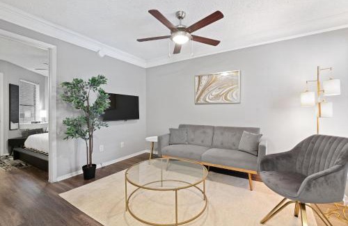 Brentwood Apartamento | Fascinating Modern Luxe 1B in Austin Pool BBQ