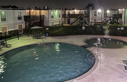 Brookhollow Apartamento | Fashionable stylish apartment near Galleria
