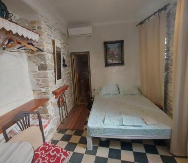 Filoti Casa | Fasolas square studio 15m2 is located 30 stairs up from the main road and it is in the old market fasolas and next to the museums