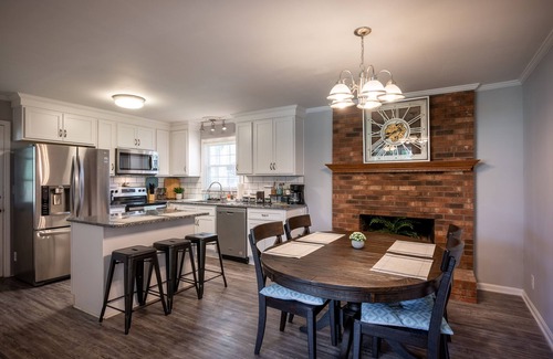 Clemmons Casa | Fast Internet - Minutes to Atrium Health WFBMC - Car Rental Option - Frog House
