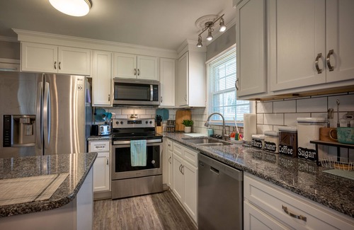 Clemmons Casa | Fast Internet - Minutes to Atrium Health WFBMC - Car Rental Option - Frog House